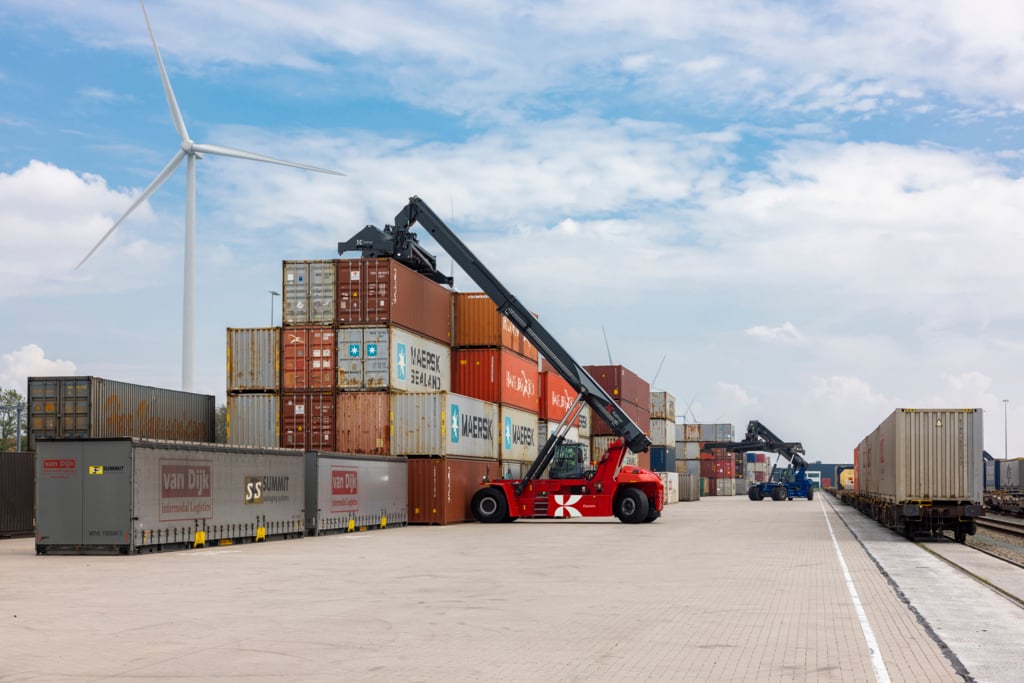 Cabooter_Electric Reachstacker (2) Cabooter_Electric Reachstacker (2)